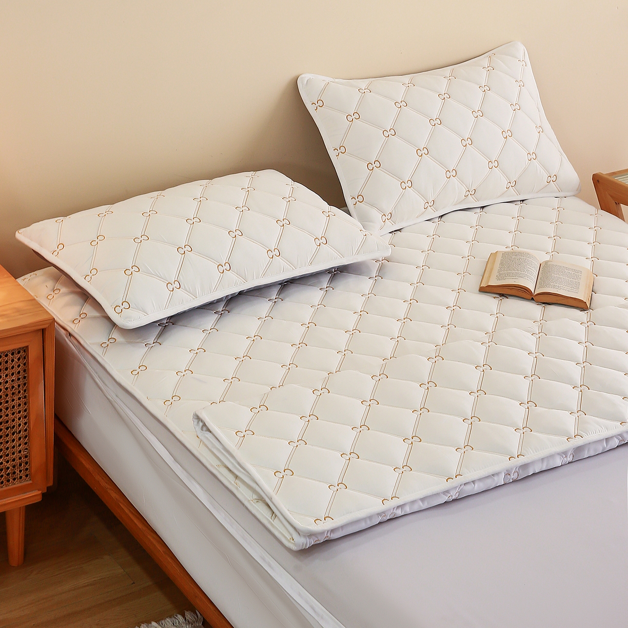 91家纺网 家纺一手货源 找家纺 云木里 2026新款绣花磨毛水洗棉六面全包床笠床垫保护套拉链床笠 床笠单件 刺绣款-白色-一面夹棉