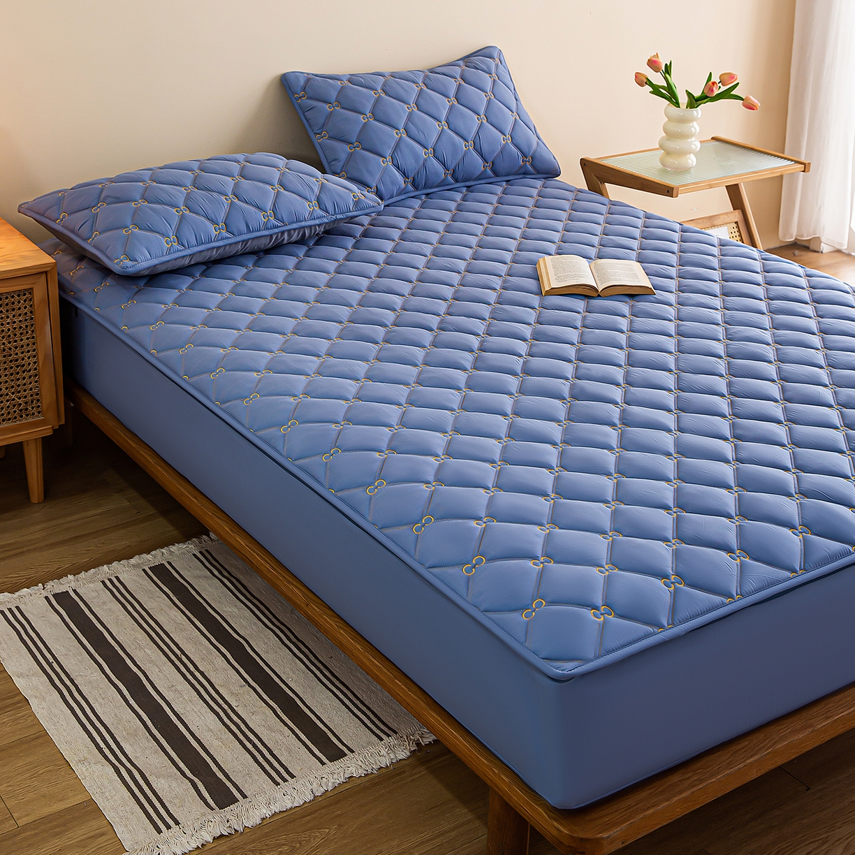 91家纺网 家纺一手货源 找家纺 云木里 2026新款绣花磨毛水洗棉六面全包床笠床垫保护套拉链床笠 床笠单件 刺绣款-牛仔蓝-一面夹棉