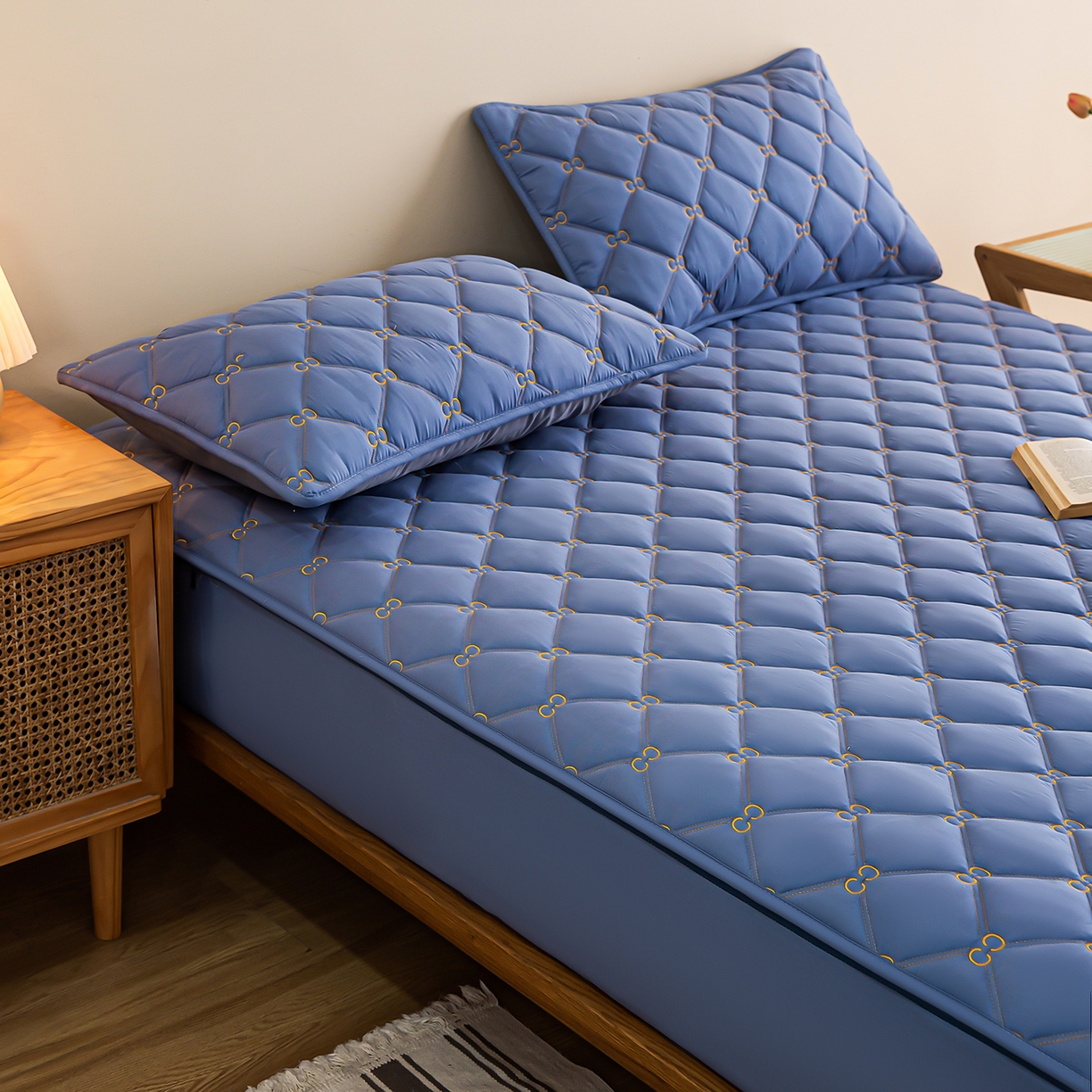 91家纺网 家纺一手货源 找家纺 云木里 2026新款绣花磨毛水洗棉六面全包床笠床垫保护套拉链床笠 床笠单件 刺绣款-牛仔蓝-一面夹棉