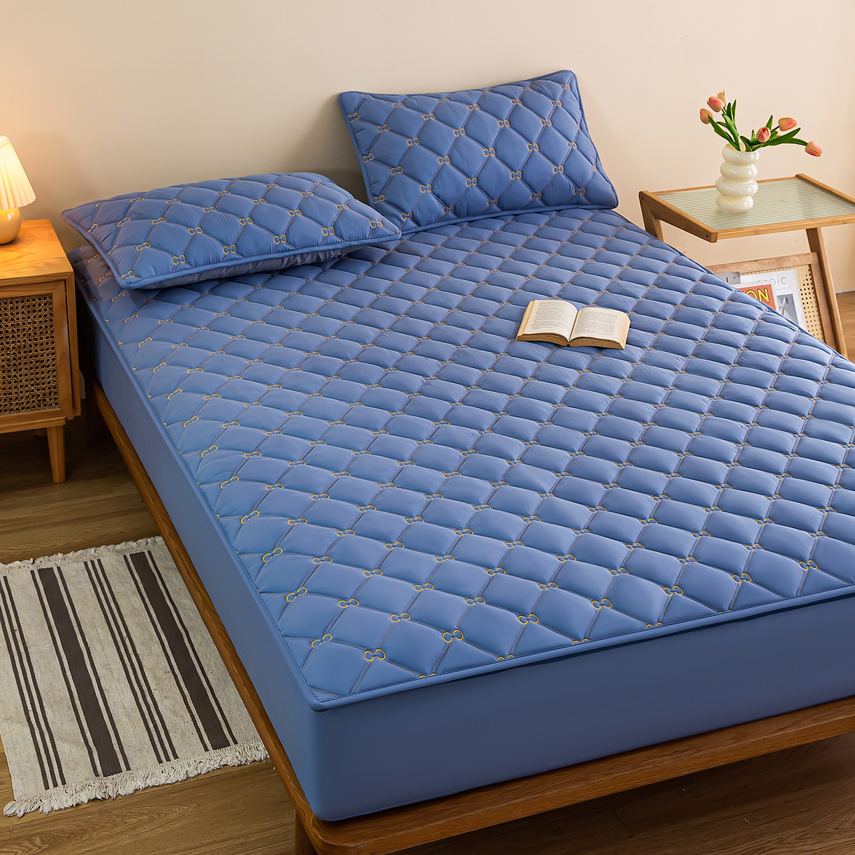 91家纺网 家纺一手货源 找家纺 云木里 2026新款绣花磨毛水洗棉六面全包床笠床垫保护套拉链床笠 床笠单件 刺绣款-牛仔蓝-一面夹棉