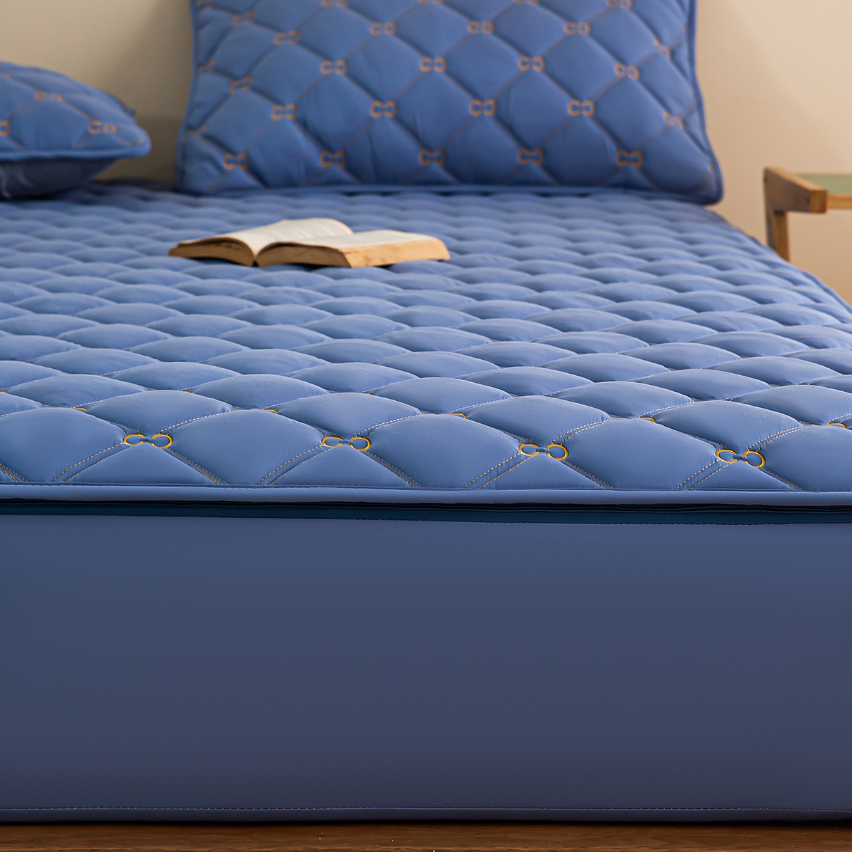 91家纺网 家纺一手货源 找家纺 云木里 2026新款绣花磨毛水洗棉六面全包床笠床垫保护套拉链床笠 床笠单件 刺绣款-牛仔蓝-一面夹棉