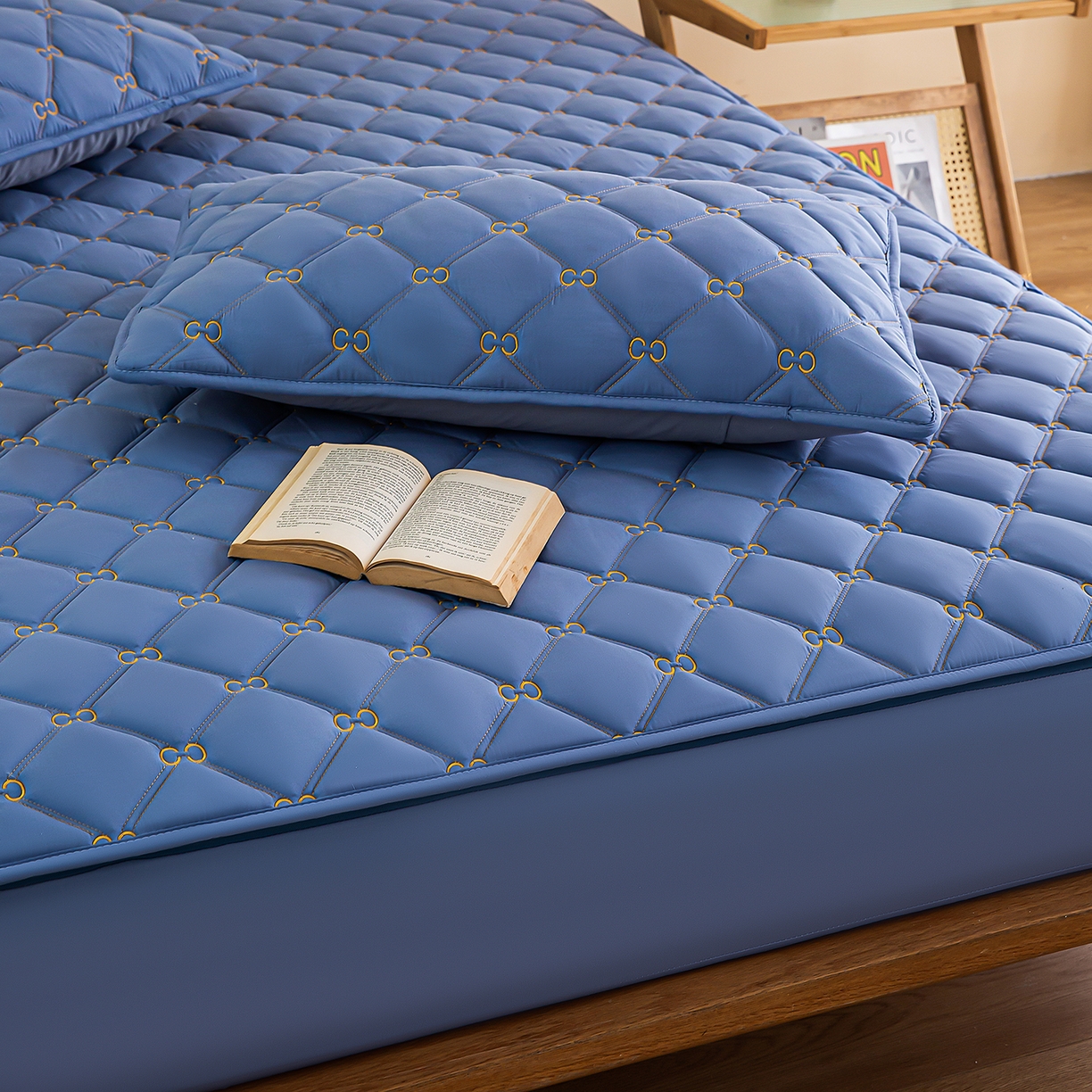 91家纺网 家纺一手货源 找家纺 云木里 2026新款绣花磨毛水洗棉六面全包床笠床垫保护套拉链床笠 床笠单件 刺绣款-牛仔蓝-一面夹棉