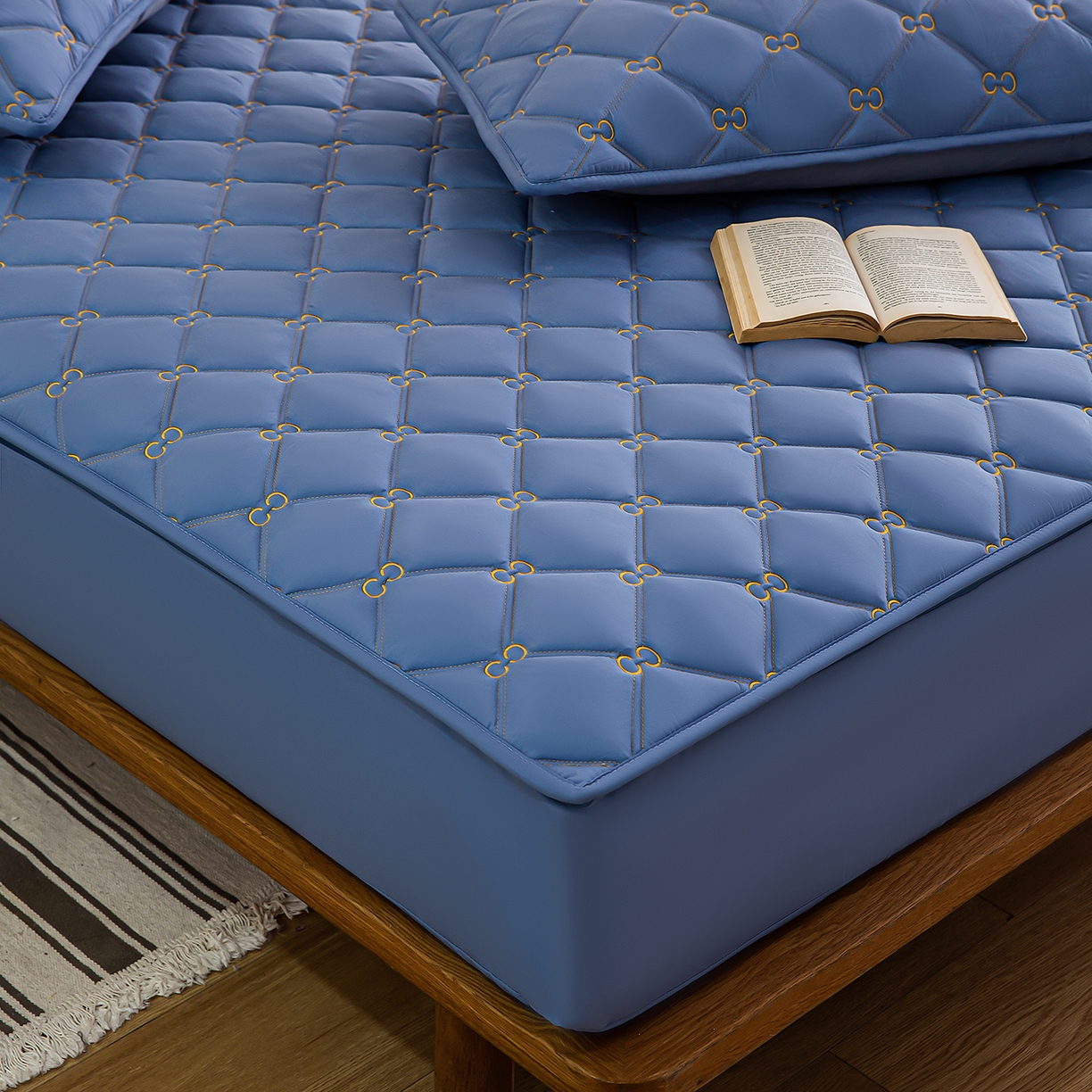 91家纺网 家纺一手货源 找家纺 云木里 2026新款绣花磨毛水洗棉六面全包床笠床垫保护套拉链床笠 床笠单件 刺绣款-牛仔蓝-一面夹棉