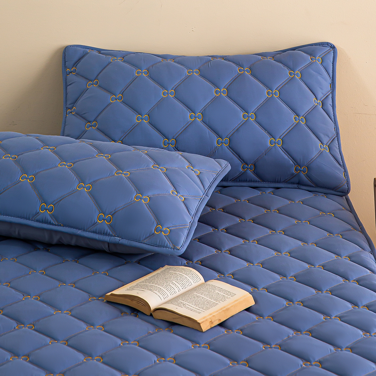 91家纺网 家纺一手货源 找家纺 云木里 2026新款绣花磨毛水洗棉六面全包床笠床垫保护套拉链床笠 床笠单件 刺绣款-牛仔蓝-一面夹棉