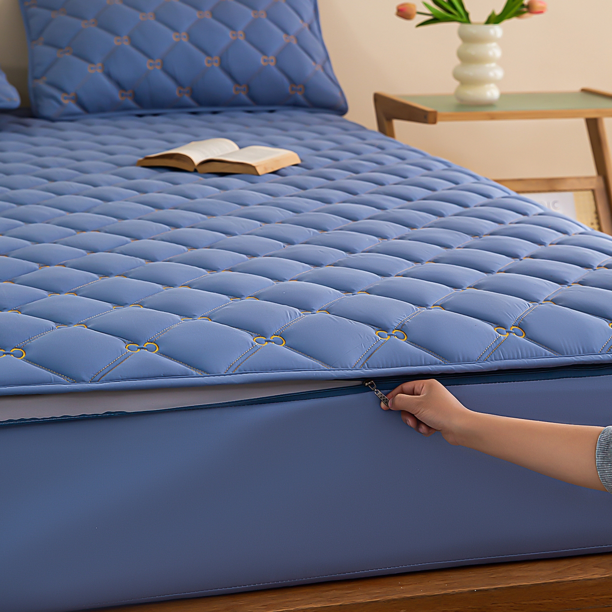 91家纺网 家纺一手货源 找家纺 云木里 2026新款绣花磨毛水洗棉六面全包床笠床垫保护套拉链床笠 床笠单件 刺绣款-牛仔蓝-一面夹棉