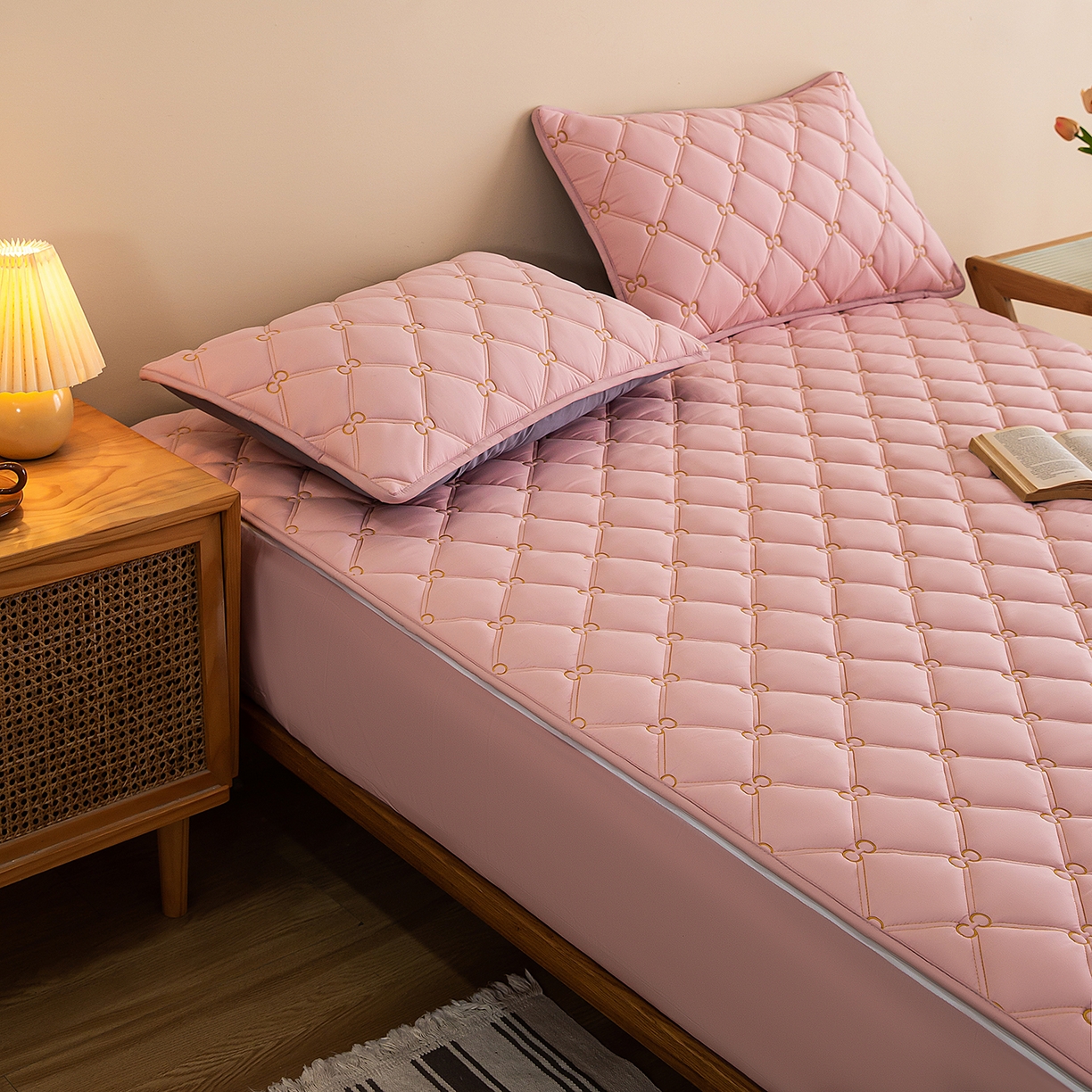 91家纺网 家纺一手货源 找家纺 云木里 2026新款绣花磨毛水洗棉六面全包床笠床垫保护套拉链床笠 床笠单件 刺绣款-浅豆沙-一面夹棉