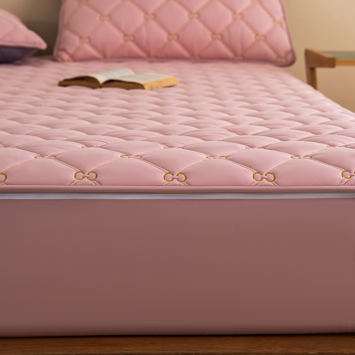 91家纺网 家纺一手货源 找家纺 云木里 2026新款绣花磨毛水洗棉六面全包床笠床垫保护套拉链床笠 床笠单件 刺绣款-浅豆沙-一面夹棉