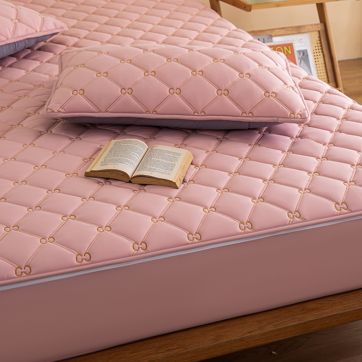 91家纺网 家纺一手货源 找家纺 云木里 2026新款绣花磨毛水洗棉六面全包床笠床垫保护套拉链床笠 床笠单件 刺绣款-浅豆沙-一面夹棉