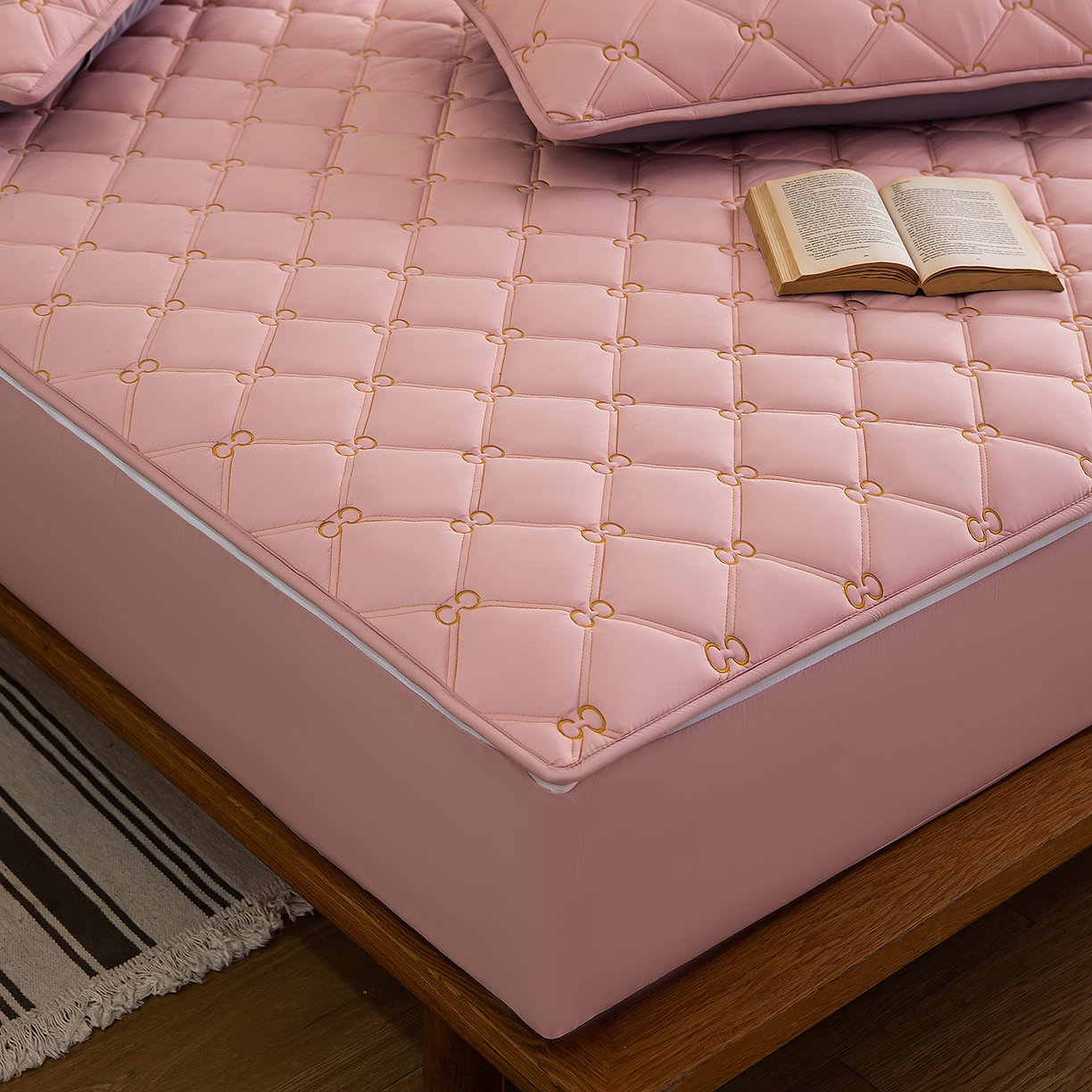 91家纺网 家纺一手货源 找家纺 云木里 2026新款绣花磨毛水洗棉六面全包床笠床垫保护套拉链床笠 床笠单件 刺绣款-浅豆沙-一面夹棉