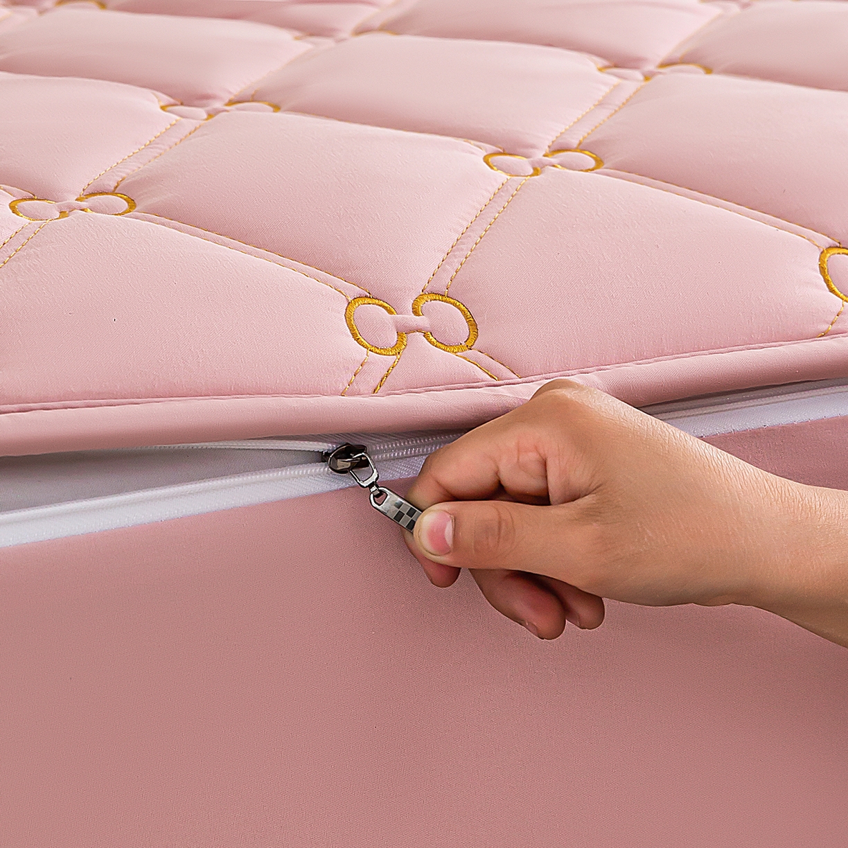 91家纺网 家纺一手货源 找家纺 云木里 2026新款绣花磨毛水洗棉六面全包床笠床垫保护套拉链床笠 床笠单件 刺绣款-浅豆沙-一面夹棉