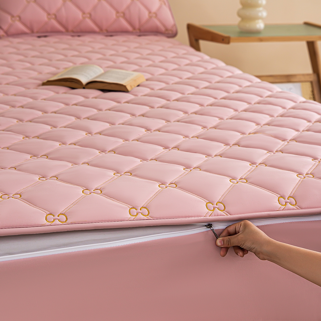 91家纺网 家纺一手货源 找家纺 云木里 2026新款绣花磨毛水洗棉六面全包床笠床垫保护套拉链床笠 床笠单件 刺绣款-浅豆沙-一面夹棉