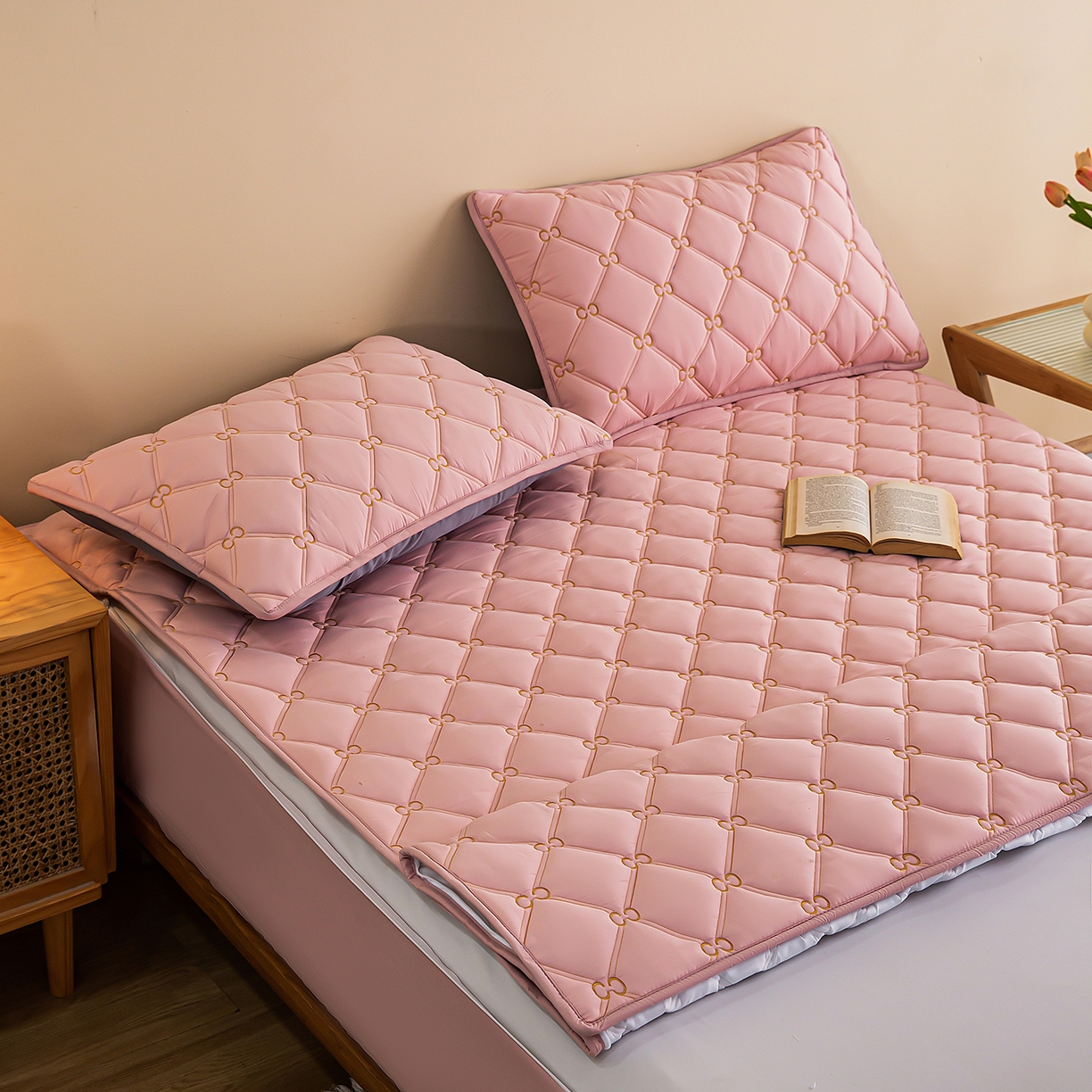 91家纺网 家纺一手货源 找家纺 云木里 2026新款绣花磨毛水洗棉六面全包床笠床垫保护套拉链床笠 床笠单件 刺绣款-浅豆沙-一面夹棉