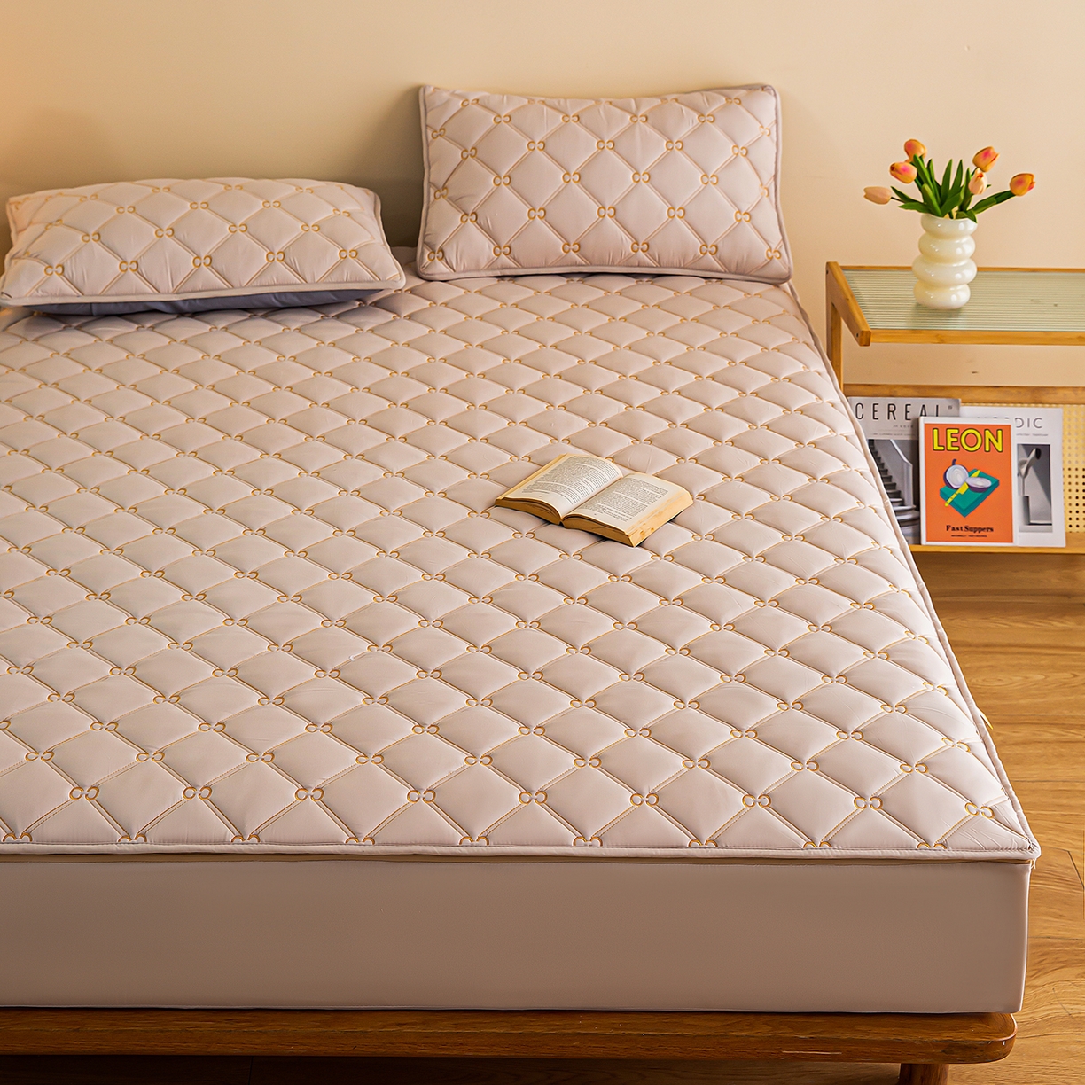 91家纺网 家纺一手货源 找家纺 云木里 2026新款绣花磨毛水洗棉六面全包床笠床垫保护套拉链床笠 床笠单件 刺绣款-浅咖-一面夹棉