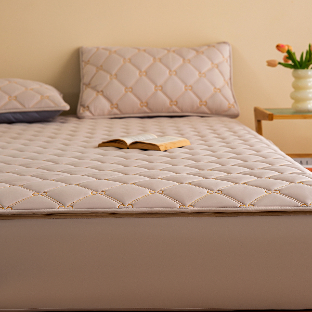 91家纺网 家纺一手货源 找家纺 云木里 2026新款绣花磨毛水洗棉六面全包床笠床垫保护套拉链床笠 床笠单件 刺绣款-浅咖-一面夹棉