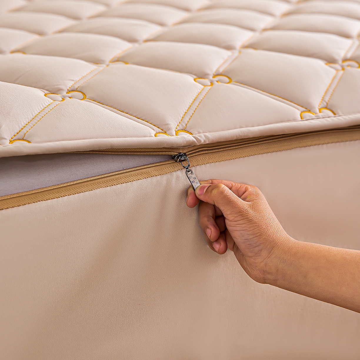 91家纺网 家纺一手货源 找家纺 云木里 2026新款绣花磨毛水洗棉六面全包床笠床垫保护套拉链床笠 床笠单件 刺绣款-浅咖-一面夹棉