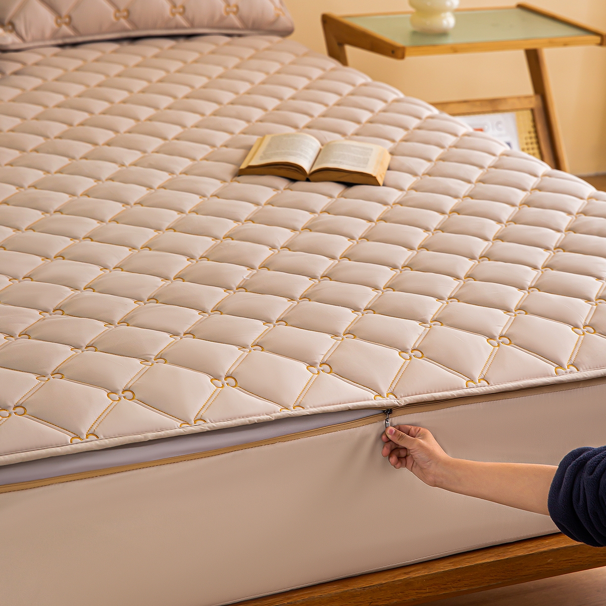 91家纺网 家纺一手货源 找家纺 云木里 2026新款绣花磨毛水洗棉六面全包床笠床垫保护套拉链床笠 床笠单件 刺绣款-浅咖-一面夹棉