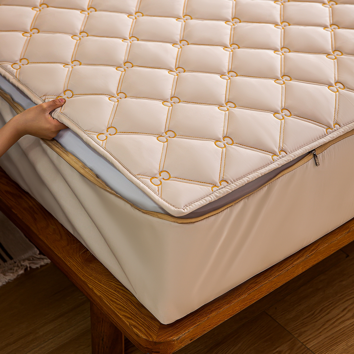 91家纺网 家纺一手货源 找家纺 云木里 2026新款绣花磨毛水洗棉六面全包床笠床垫保护套拉链床笠 床笠单件 刺绣款-浅咖-一面夹棉