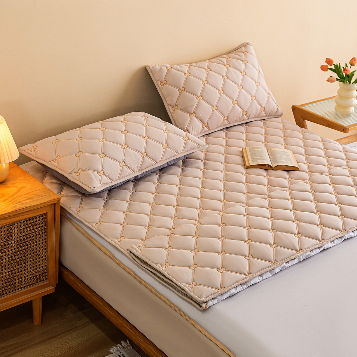 91家纺网 家纺一手货源 找家纺 云木里 2026新款绣花磨毛水洗棉六面全包床笠床垫保护套拉链床笠 床笠单件 刺绣款-浅咖-一面夹棉