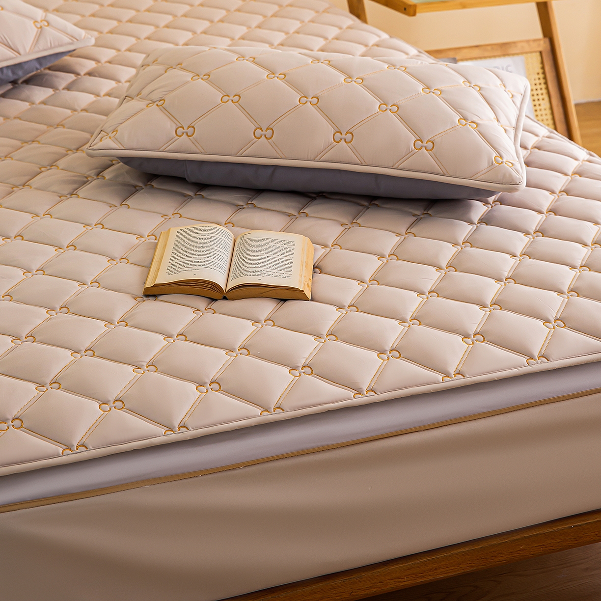 91家纺网 家纺一手货源 找家纺 云木里 2026新款绣花磨毛水洗棉六面全包床笠床垫保护套拉链床笠 床笠单件 刺绣款-浅咖-一面夹棉