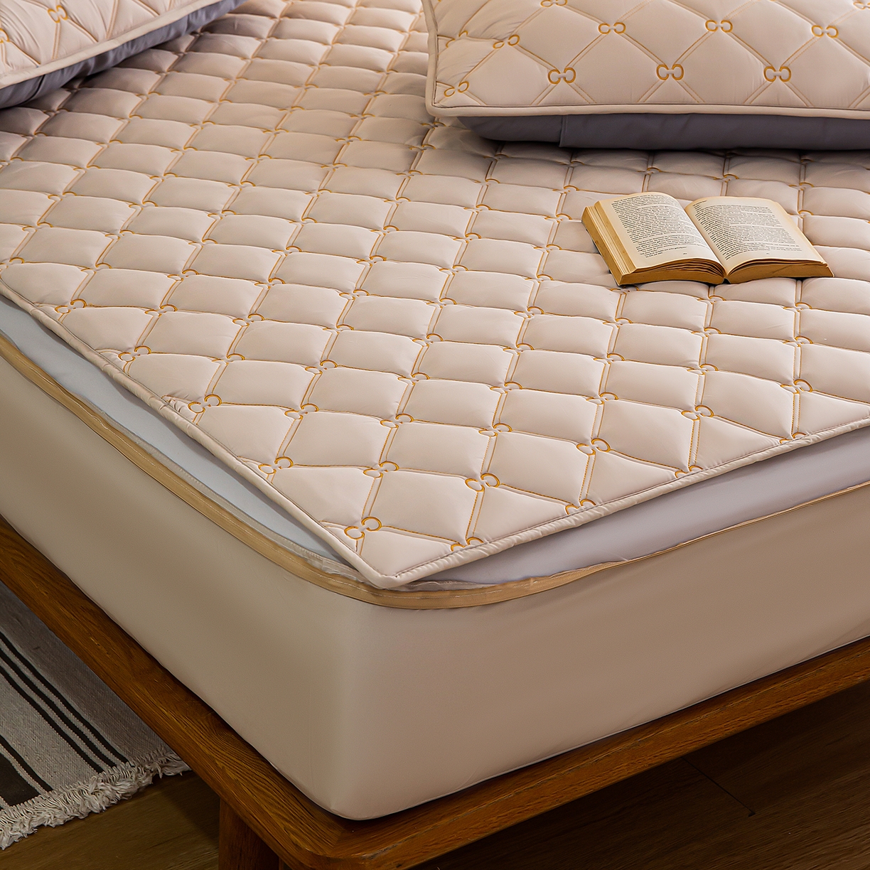 91家纺网 家纺一手货源 找家纺 云木里 2026新款绣花磨毛水洗棉六面全包床笠床垫保护套拉链床笠 床笠单件 刺绣款-浅咖-一面夹棉