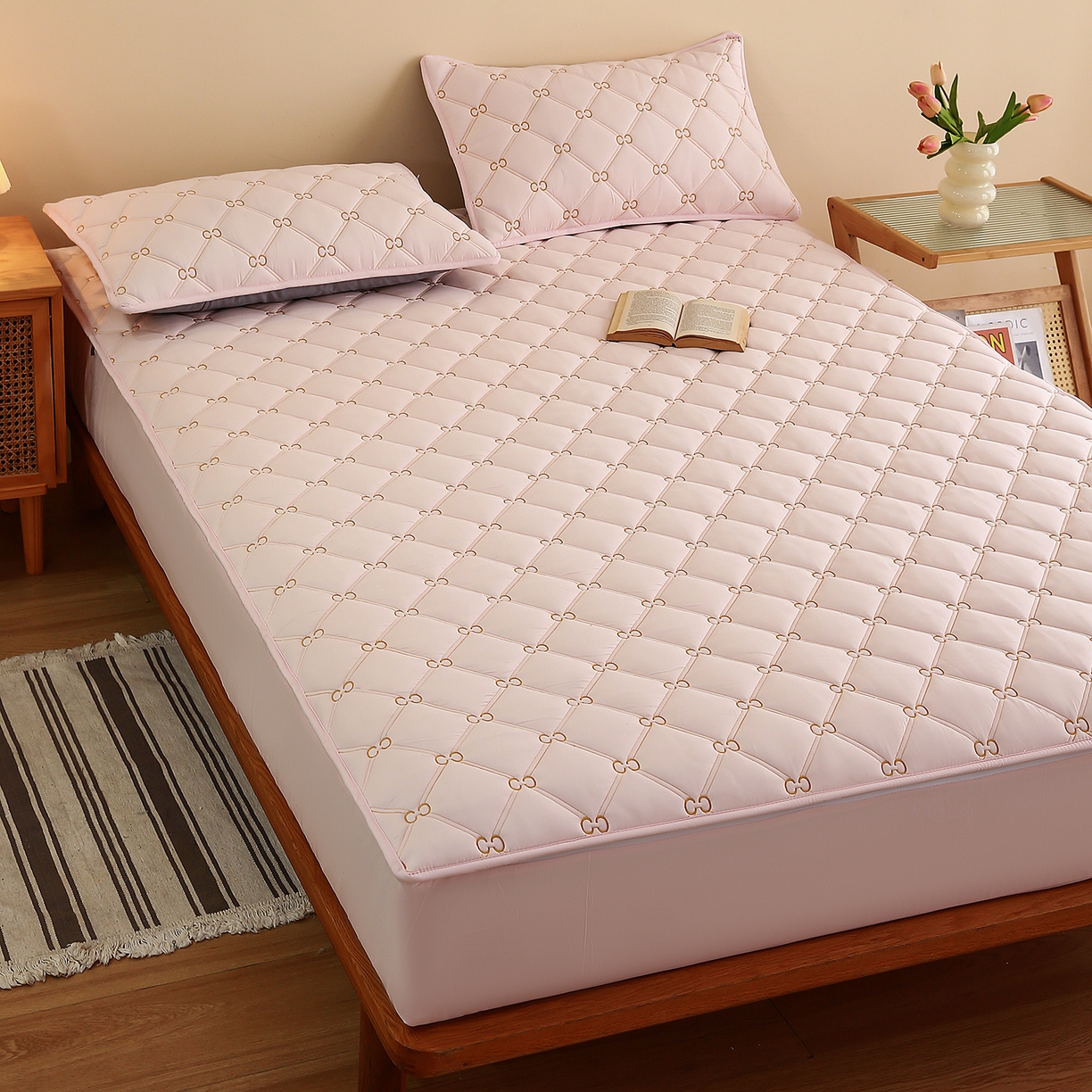 91家纺网 家纺一手货源 找家纺 云木里 2026新款绣花磨毛水洗棉六面全包床笠床垫保护套拉链床笠 床笠单件 刺绣款-浅桃色-一面夹棉