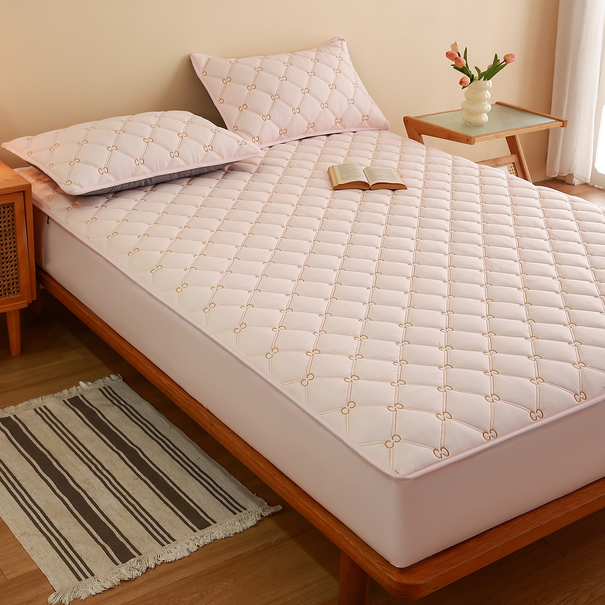 91家纺网 家纺一手货源 找家纺 云木里 2026新款绣花磨毛水洗棉六面全包床笠床垫保护套拉链床笠 床笠单件 刺绣款-浅桃色-一面夹棉