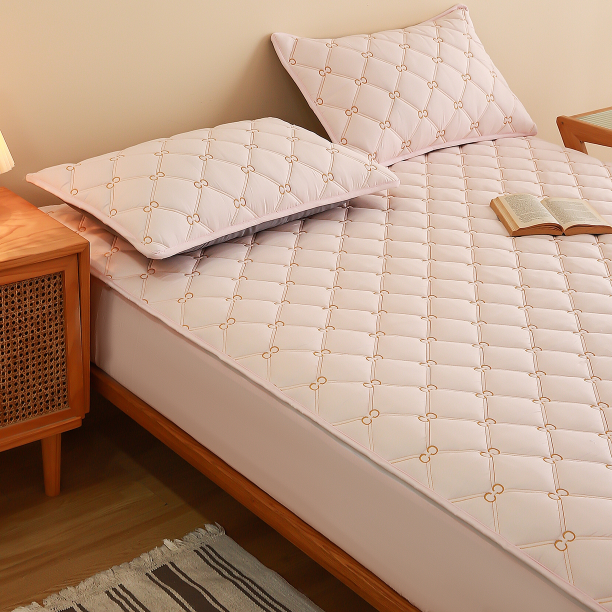 91家纺网 家纺一手货源 找家纺 云木里 2026新款绣花磨毛水洗棉六面全包床笠床垫保护套拉链床笠 床笠单件 刺绣款-浅桃色-一面夹棉