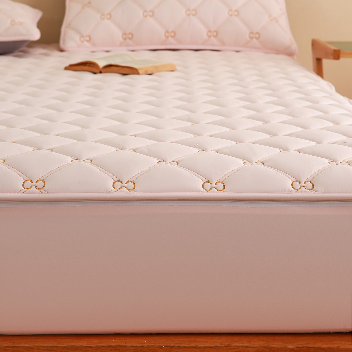 91家纺网 家纺一手货源 找家纺 云木里 2026新款绣花磨毛水洗棉六面全包床笠床垫保护套拉链床笠 床笠单件 刺绣款-浅桃色-一面夹棉