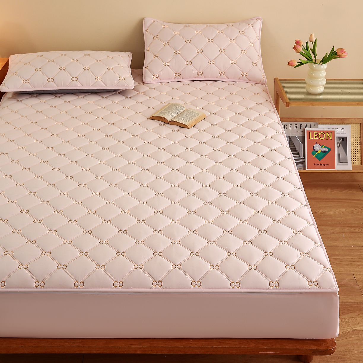 91家纺网 家纺一手货源 找家纺 云木里 2026新款绣花磨毛水洗棉六面全包床笠床垫保护套拉链床笠 床笠单件 刺绣款-浅桃色-一面夹棉