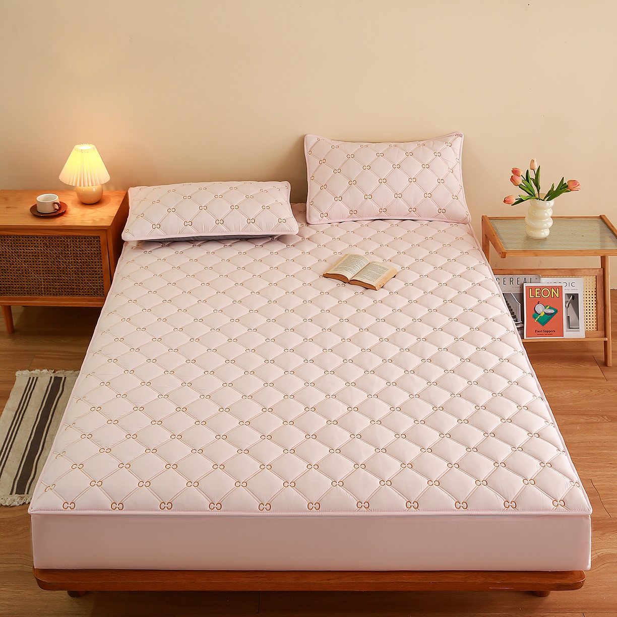 91家纺网 家纺一手货源 找家纺 云木里 2026新款绣花磨毛水洗棉六面全包床笠床垫保护套拉链床笠 床笠单件 刺绣款-浅桃色-一面夹棉