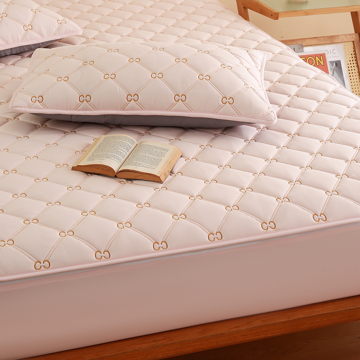 91家纺网 家纺一手货源 找家纺 云木里 2026新款绣花磨毛水洗棉六面全包床笠床垫保护套拉链床笠 床笠单件 刺绣款-浅桃色-一面夹棉