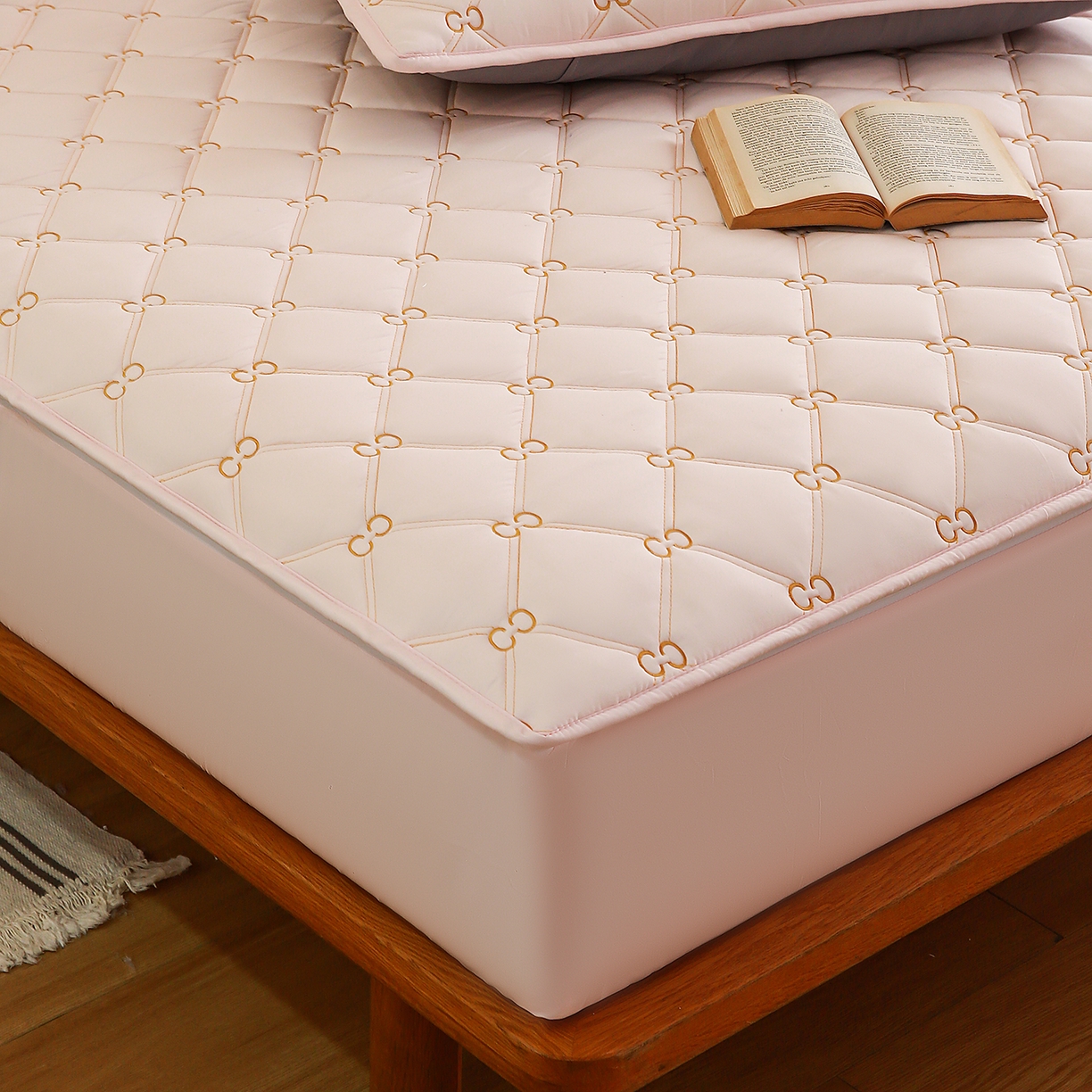 91家纺网 家纺一手货源 找家纺 云木里 2026新款绣花磨毛水洗棉六面全包床笠床垫保护套拉链床笠 床笠单件 刺绣款-浅桃色-一面夹棉