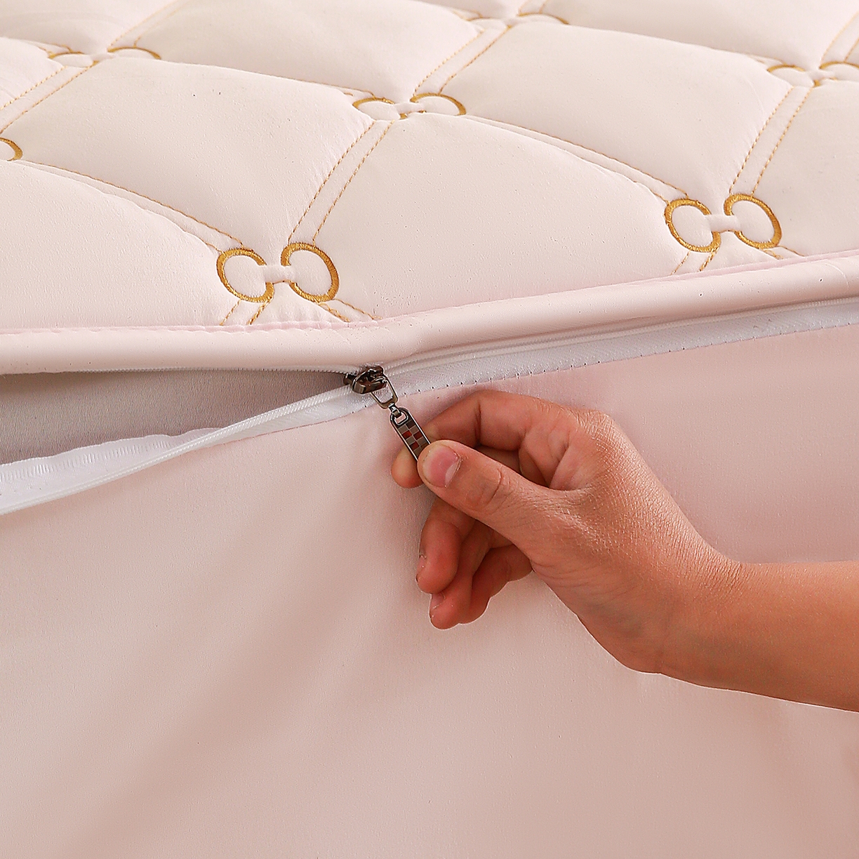 91家纺网 家纺一手货源 找家纺 云木里 2026新款绣花磨毛水洗棉六面全包床笠床垫保护套拉链床笠 床笠单件 刺绣款-浅桃色-一面夹棉