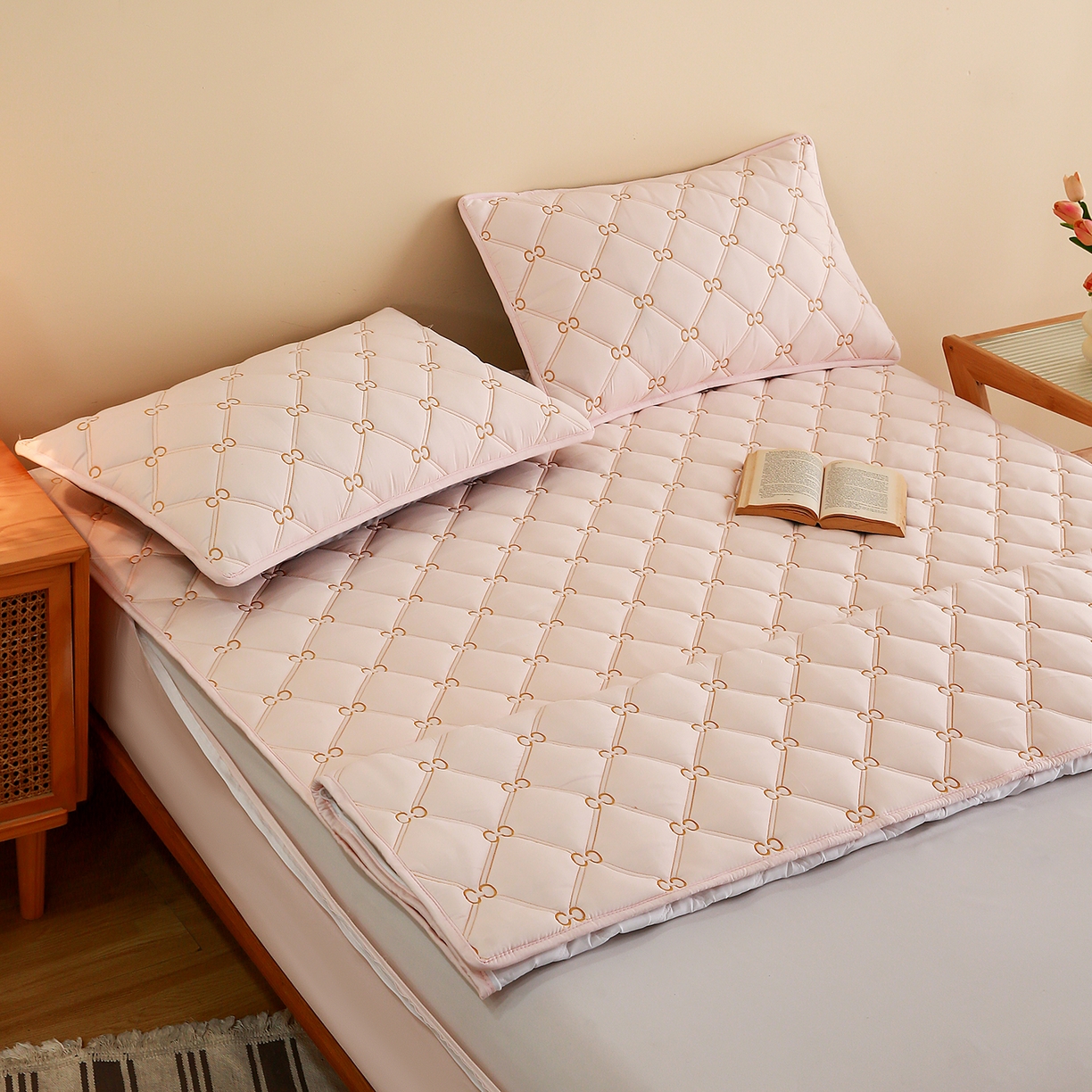 91家纺网 家纺一手货源 找家纺 云木里 2026新款绣花磨毛水洗棉六面全包床笠床垫保护套拉链床笠 床笠单件 刺绣款-浅桃色-一面夹棉