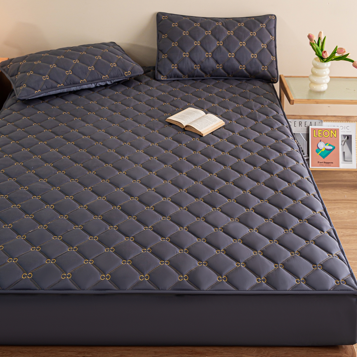 91家纺网 家纺一手货源 找家纺 云木里 2026新款绣花磨毛水洗棉六面全包床笠床垫保护套拉链床笠 床笠单件 刺绣款-深灰-一面夹棉