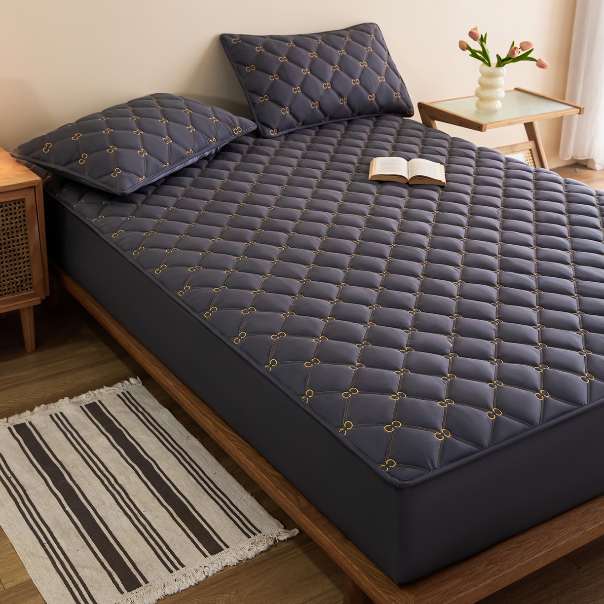 91家纺网 家纺一手货源 找家纺 云木里 2026新款绣花磨毛水洗棉六面全包床笠床垫保护套拉链床笠 床笠单件 刺绣款-深灰-一面夹棉