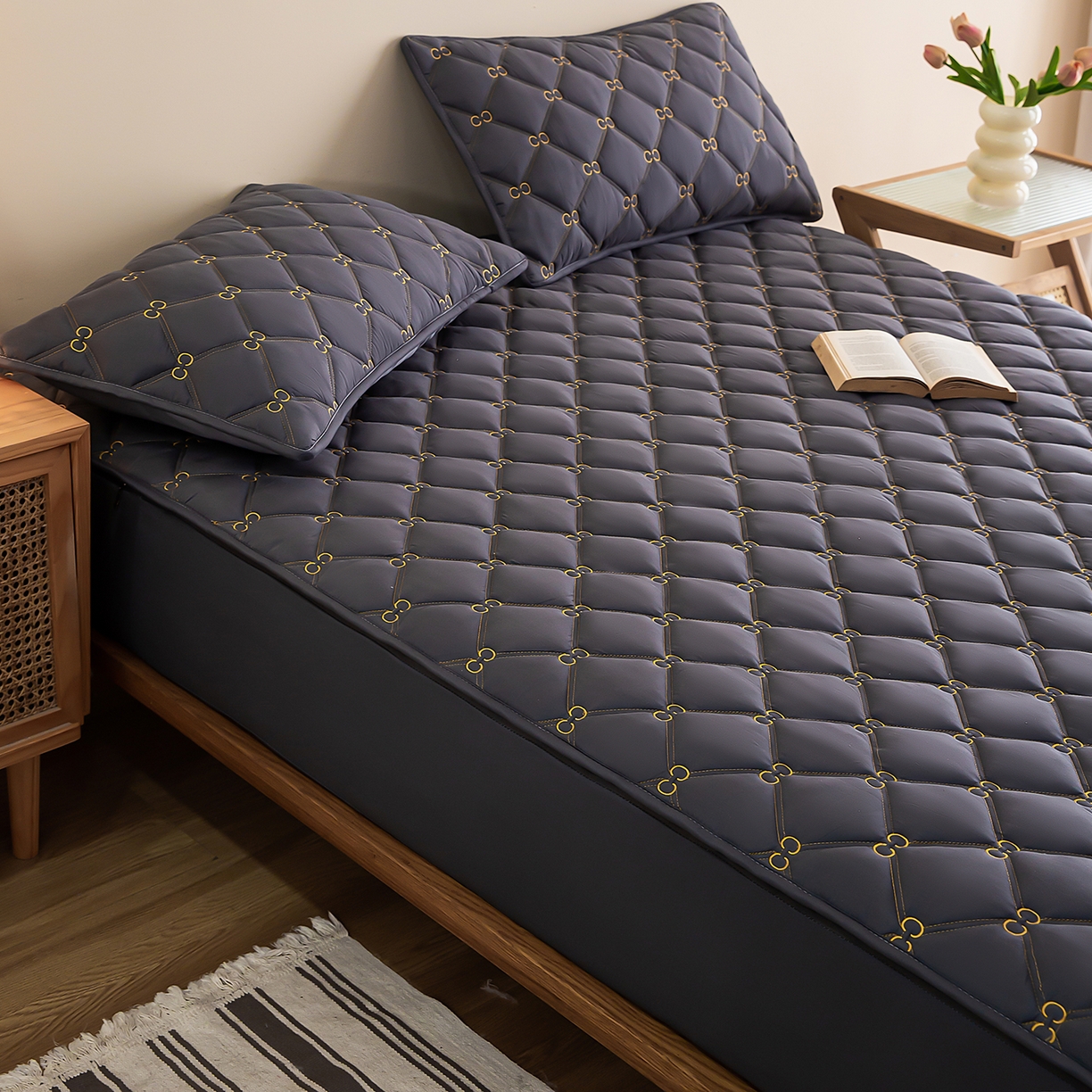 91家纺网 家纺一手货源 找家纺 云木里 2026新款绣花磨毛水洗棉六面全包床笠床垫保护套拉链床笠 床笠单件 刺绣款-深灰-一面夹棉