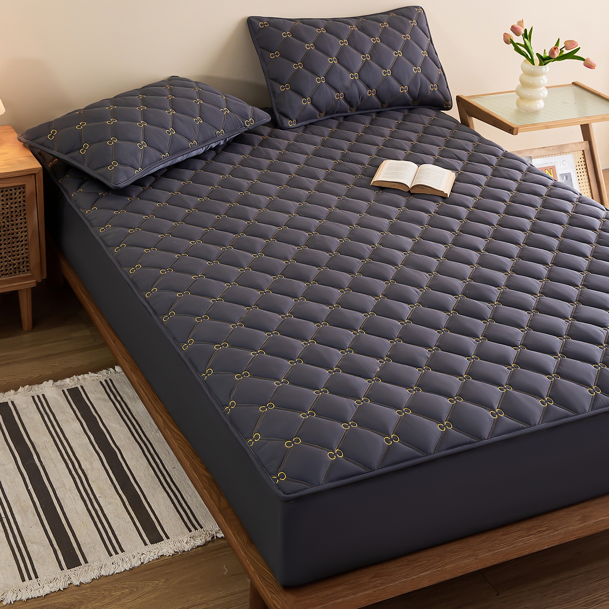 91家纺网 家纺一手货源 找家纺 云木里 2026新款绣花磨毛水洗棉六面全包床笠床垫保护套拉链床笠 床笠单件 刺绣款-深灰-一面夹棉