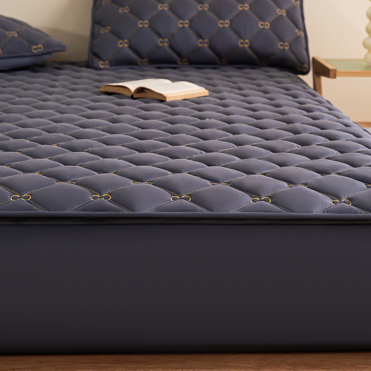 91家纺网 家纺一手货源 找家纺 云木里 2026新款绣花磨毛水洗棉六面全包床笠床垫保护套拉链床笠 床笠单件 刺绣款-深灰-一面夹棉