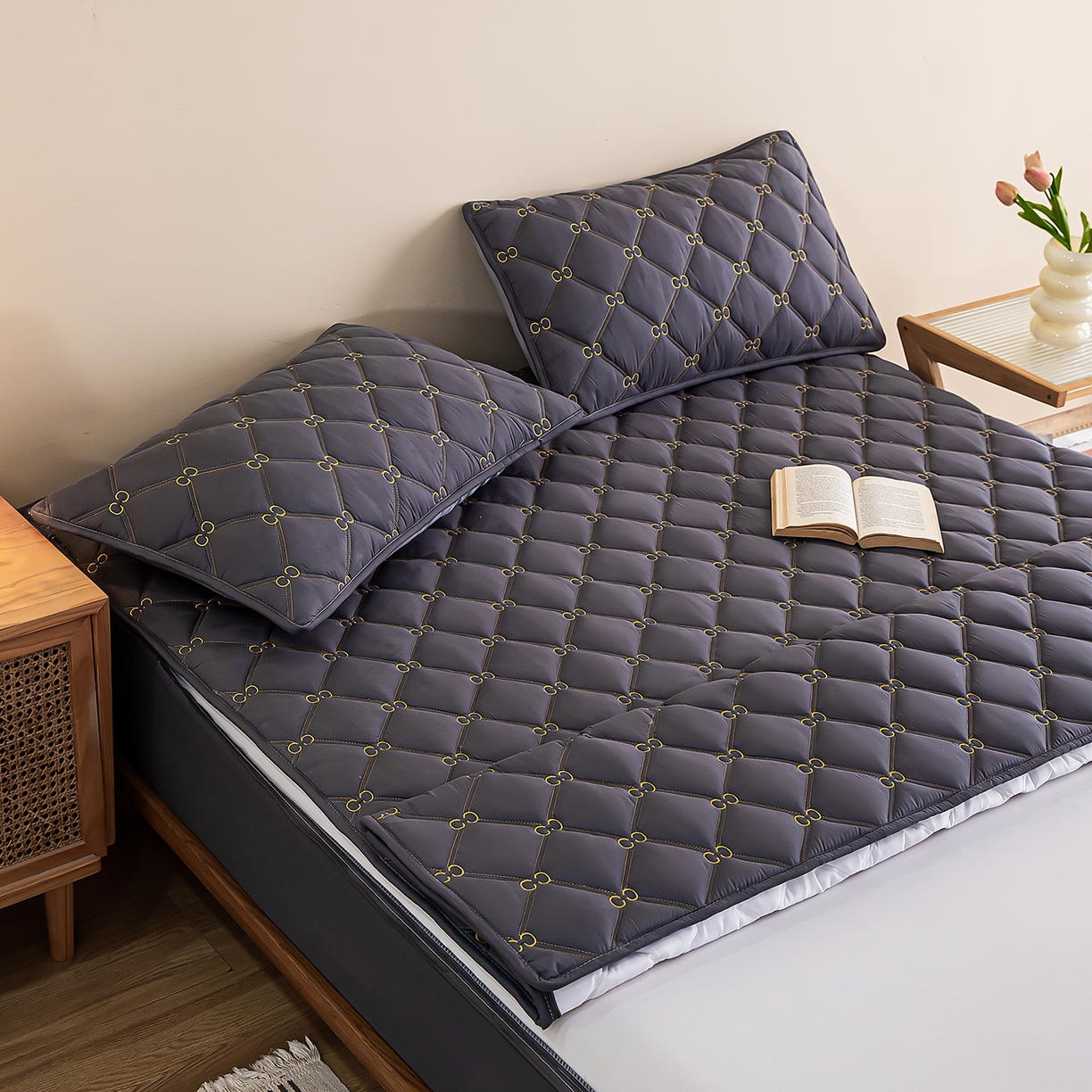 91家纺网 家纺一手货源 找家纺 云木里 2026新款绣花磨毛水洗棉六面全包床笠床垫保护套拉链床笠 床笠单件 刺绣款-深灰-一面夹棉