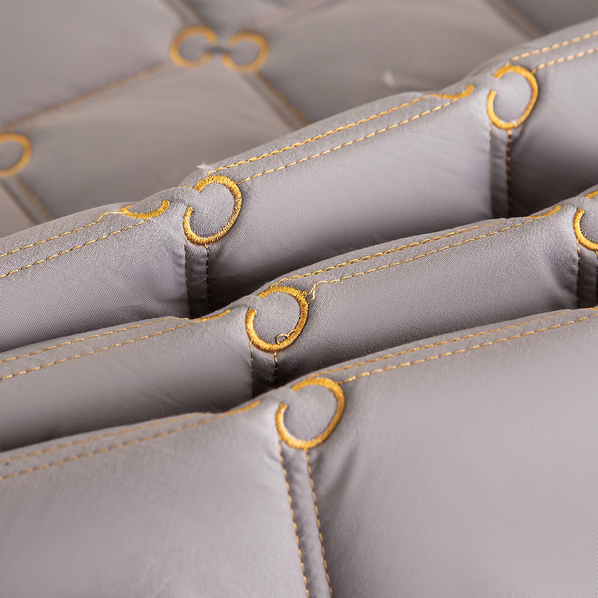 91家纺网 家纺一手货源 找家纺 云木里 2026新款绣花磨毛水洗棉六面全包床笠床垫保护套拉链床笠 床笠单件 刺绣款-浅灰-五面夹棉