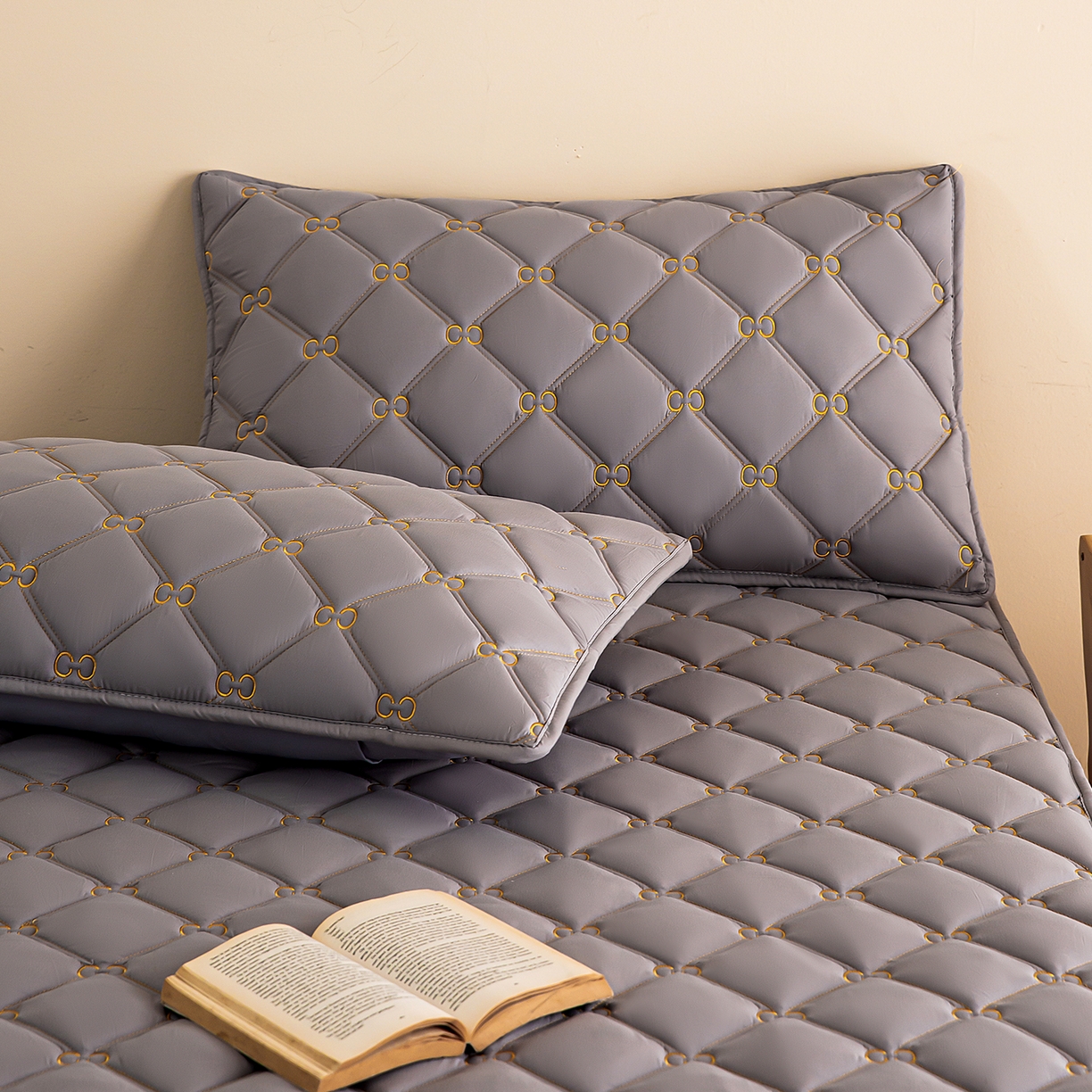 91家纺网 家纺一手货源 找家纺 云木里 2026新款绣花磨毛水洗棉六面全包床笠床垫保护套拉链床笠 床笠单件 刺绣款-浅灰-五面夹棉