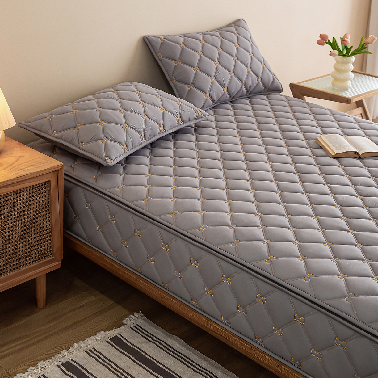 91家纺网 家纺一手货源 找家纺 云木里 2026新款绣花磨毛水洗棉六面全包床笠床垫保护套拉链床笠 床笠单件 刺绣款-浅灰-五面夹棉