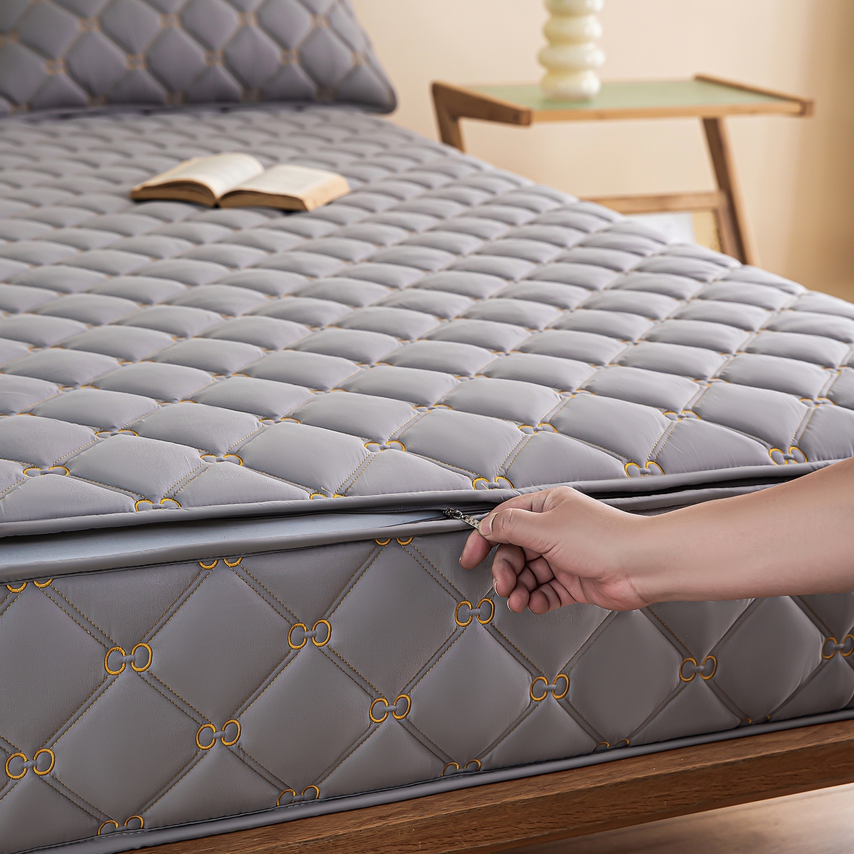 91家纺网 家纺一手货源 找家纺 云木里 2026新款绣花磨毛水洗棉六面全包床笠床垫保护套拉链床笠 床笠单件 刺绣款-浅灰-五面夹棉