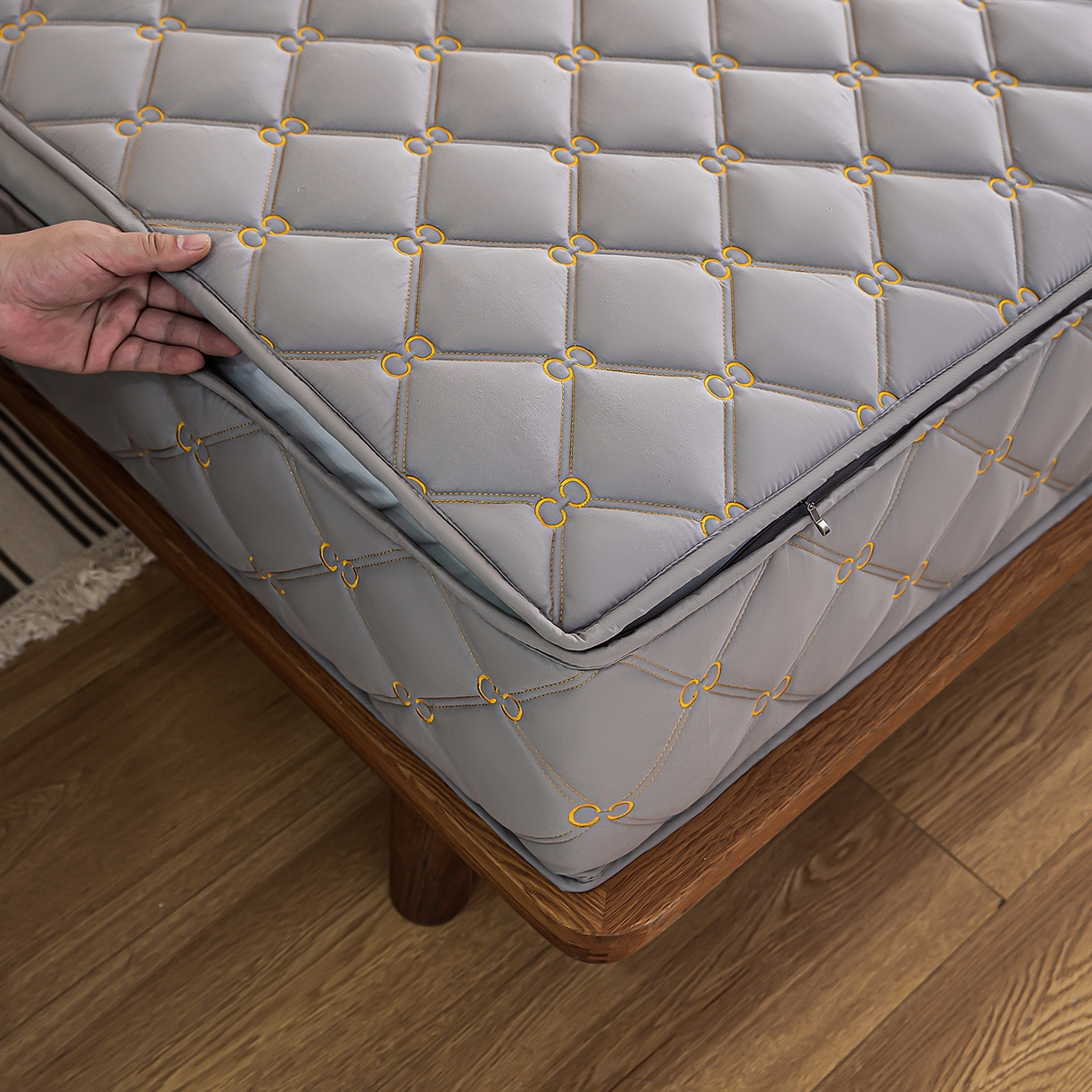 91家纺网 家纺一手货源 找家纺 云木里 2026新款绣花磨毛水洗棉六面全包床笠床垫保护套拉链床笠 床笠单件 刺绣款-浅灰-五面夹棉