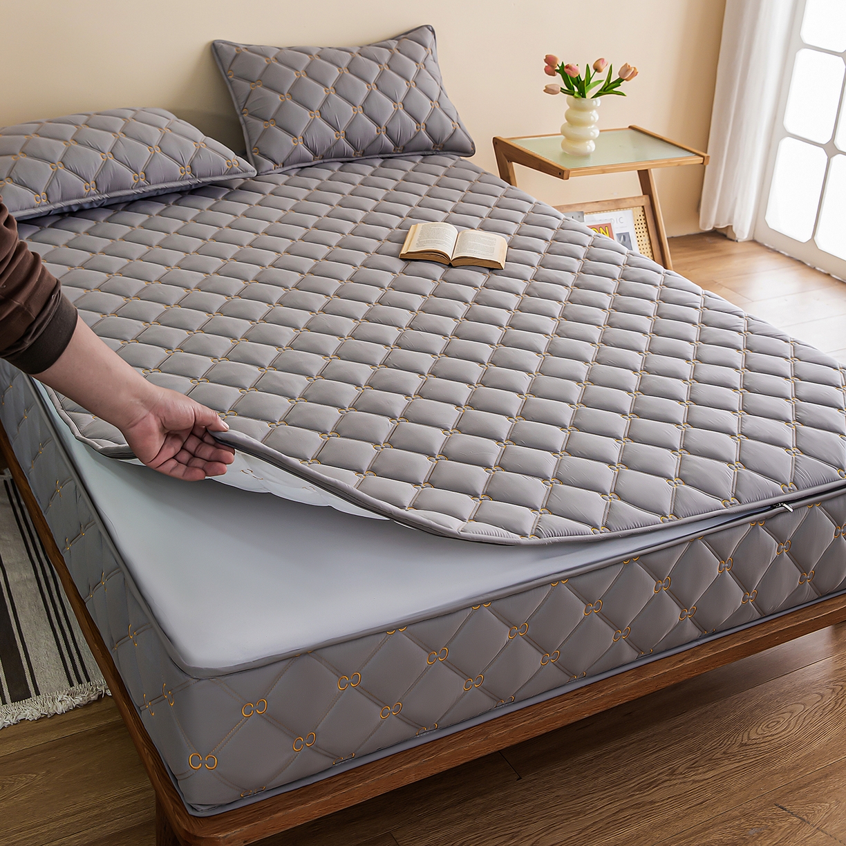 91家纺网 家纺一手货源 找家纺 云木里 2026新款绣花磨毛水洗棉六面全包床笠床垫保护套拉链床笠 床笠单件 刺绣款-浅灰-五面夹棉