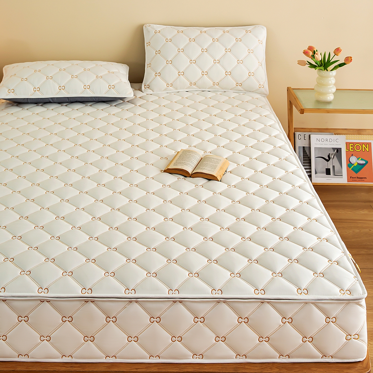 91家纺网 家纺一手货源 找家纺 云木里 2026新款绣花磨毛水洗棉六面全包床笠床垫保护套拉链床笠 床笠单件 刺绣款-白色-五面夹棉