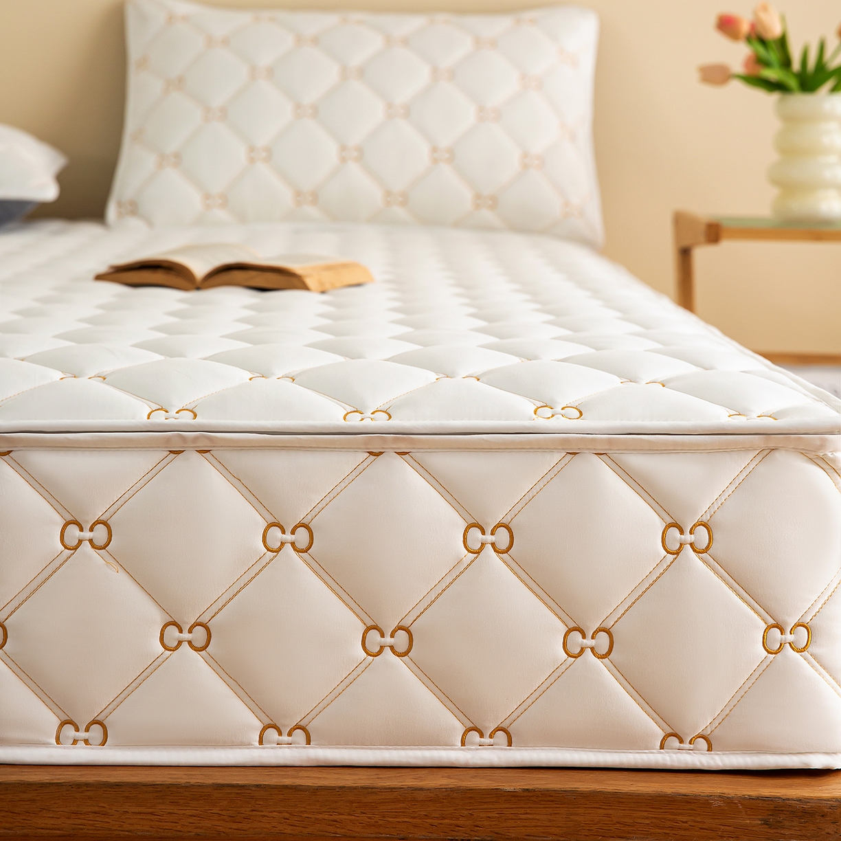 91家纺网 家纺一手货源 找家纺 云木里 2026新款绣花磨毛水洗棉六面全包床笠床垫保护套拉链床笠 床笠单件 刺绣款-白色-五面夹棉