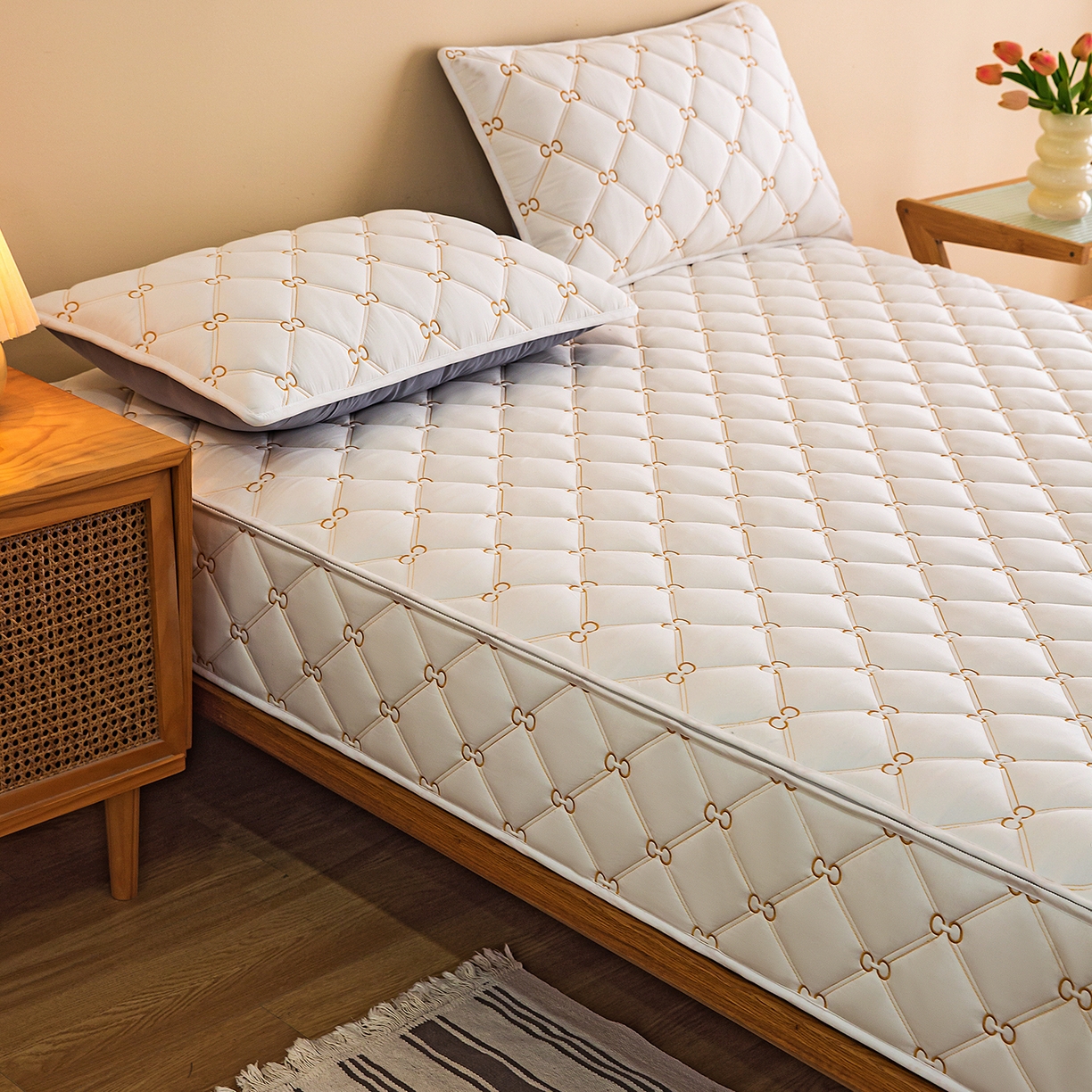 91家纺网 家纺一手货源 找家纺 云木里 2026新款绣花磨毛水洗棉六面全包床笠床垫保护套拉链床笠 床笠单件 刺绣款-白色-五面夹棉