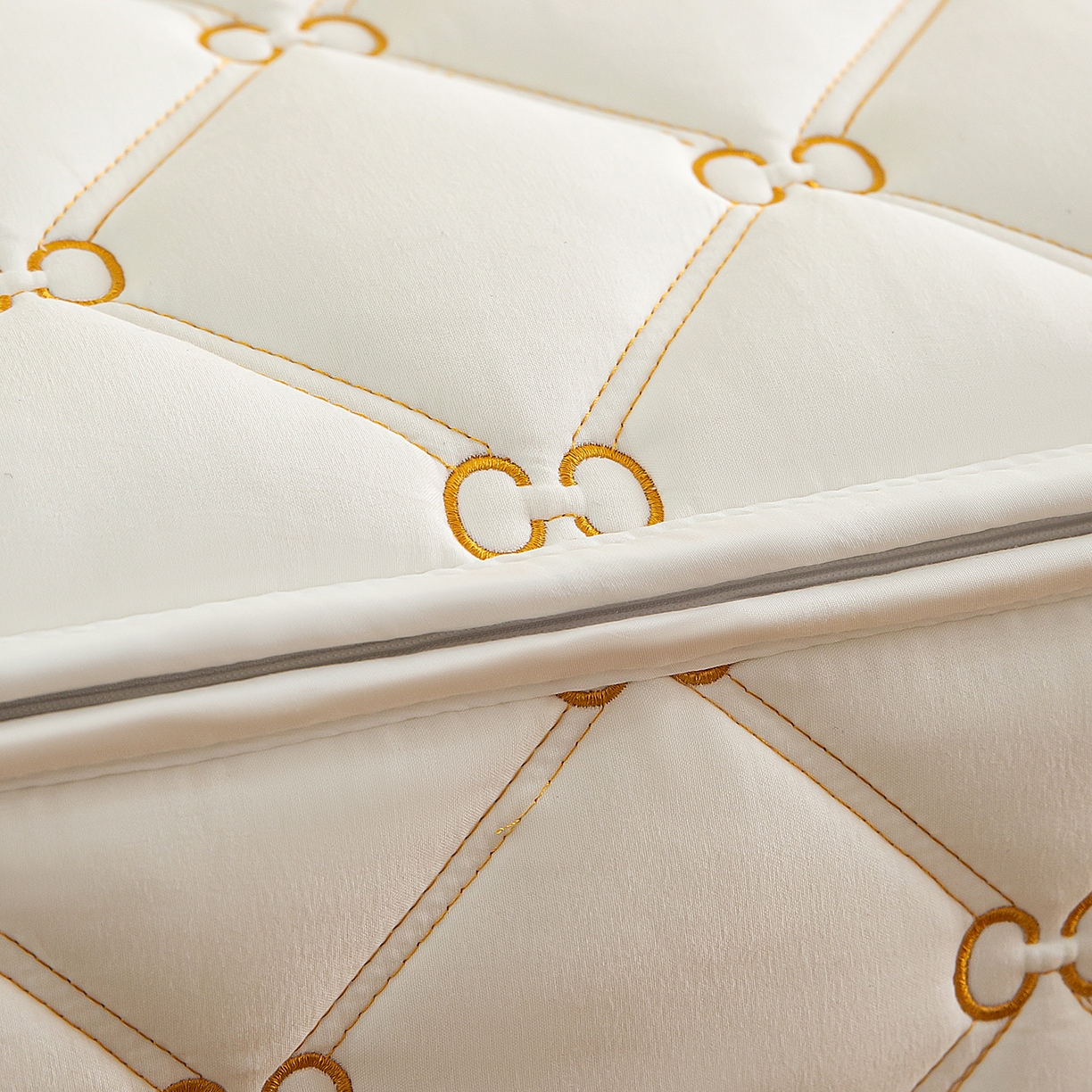 91家纺网 家纺一手货源 找家纺 云木里 2026新款绣花磨毛水洗棉六面全包床笠床垫保护套拉链床笠 床笠单件 刺绣款-白色-五面夹棉